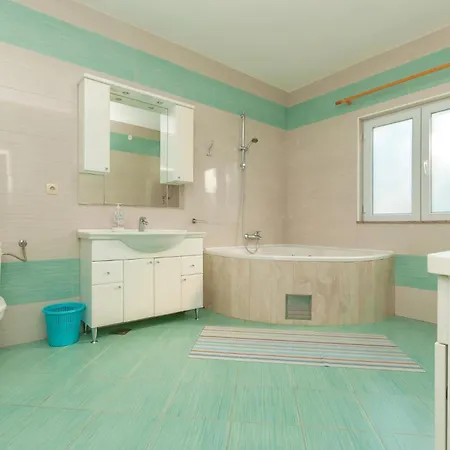 Vakantiehuis Stunning In With View